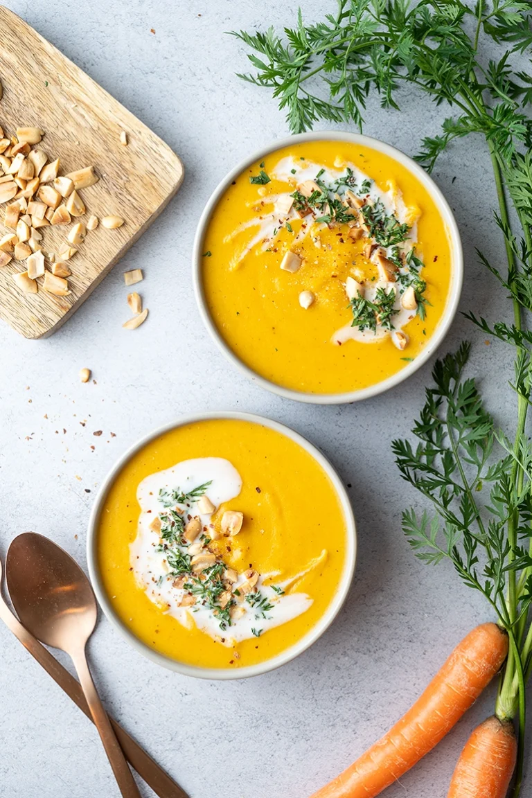 2 Schalen mit Möhrensuppe