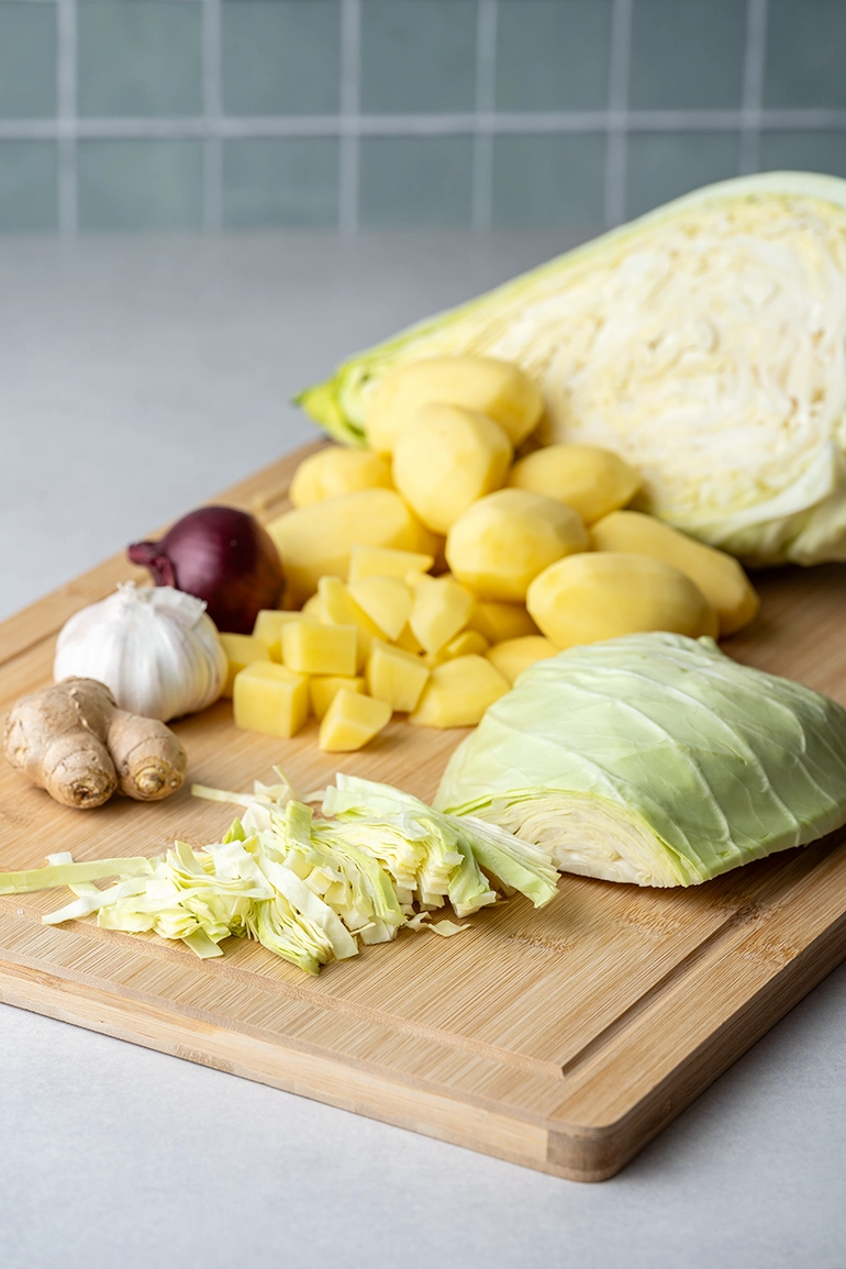 vegan_rezept_Spitzkohl_Curry_1 Zutaten für das vegane Spitzkohl Curry auf einem Brett
