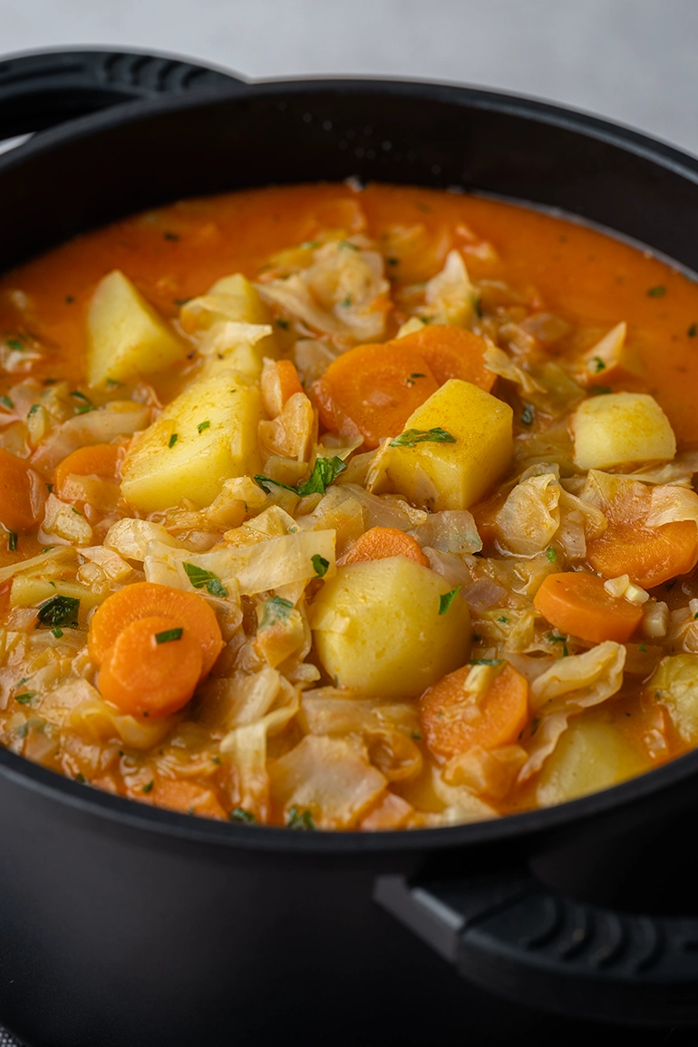 vegan_rezept_Spitzkohl_Curry_5 Ein Topf mit veganem Spitzkohl Curry