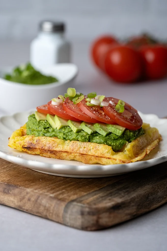 vegane Kartoffelwaffeln mit Spinatcreme, Avocado und Tomate