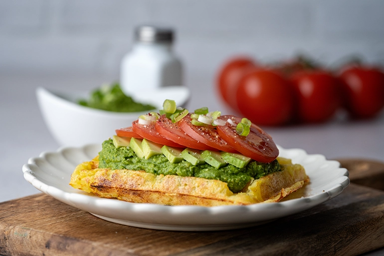 Kartoffelwaffel mit Spinatcreme, Tomate und Avocado belegt