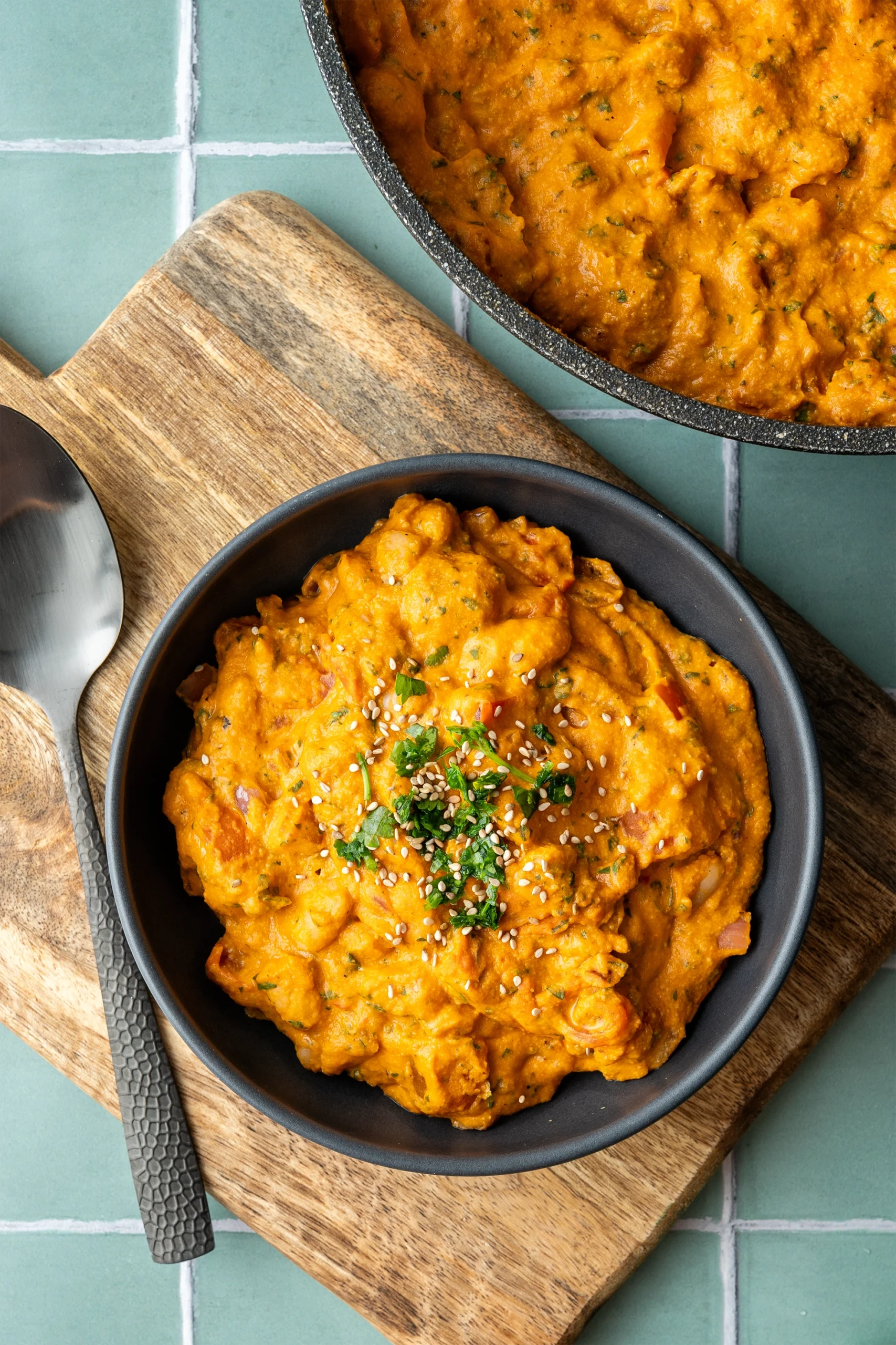 vegan_rezept_vegane_Bohnenpfanne_Titel Bohnenpfanne in dunkler Schale auf einem Holzbrett