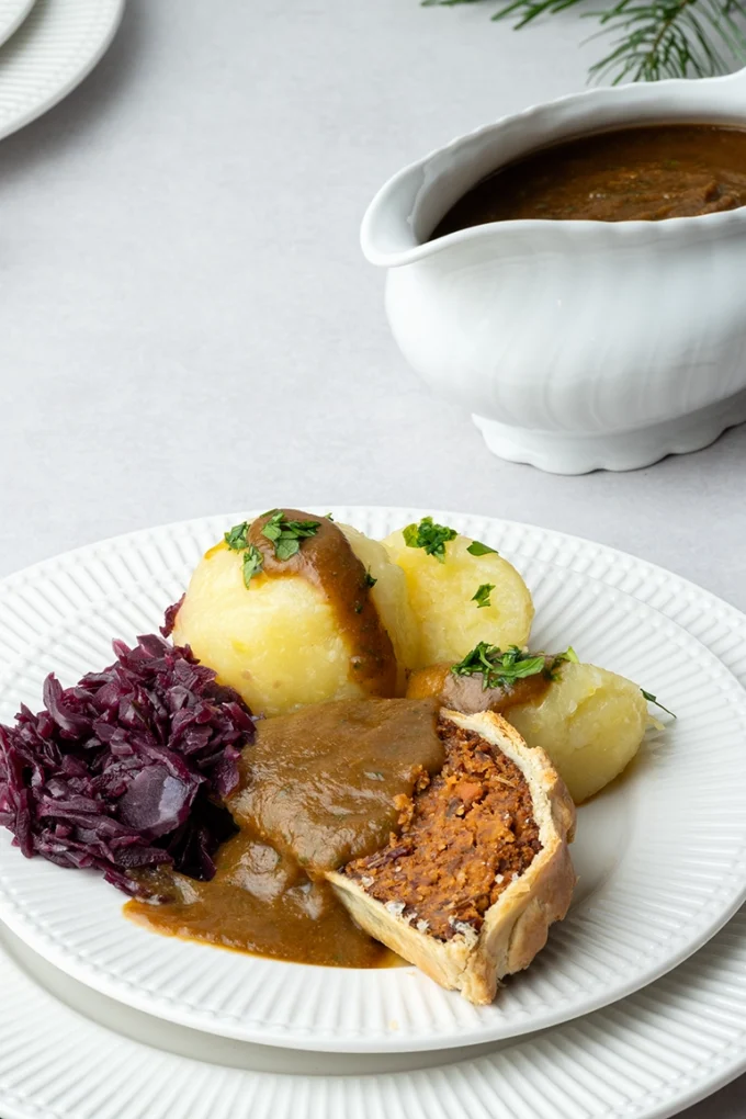 vegane Bratensoße in einer Sauciere und auf einem Teller