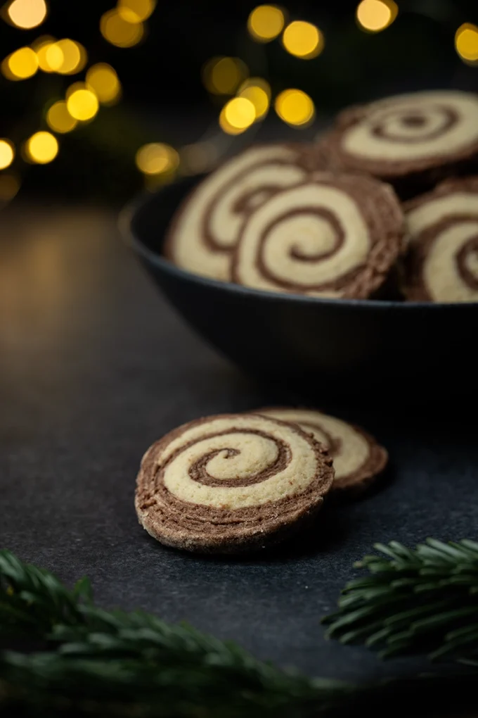 Veganes Schwarz-Weiß-Gebäck als Schnecke