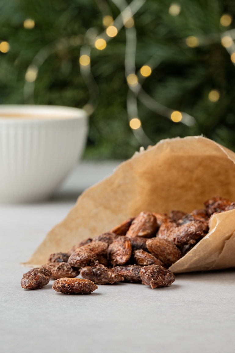 vegan_rezept_gebrannte_Mandeln_airfryer_2 gebrannte Mandeln aus dem Airfryer in einer braunen Tüte