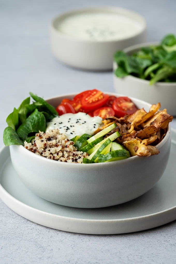 vegane Gyros-Bowl mit zwei Schalen für Salat und Zaziki