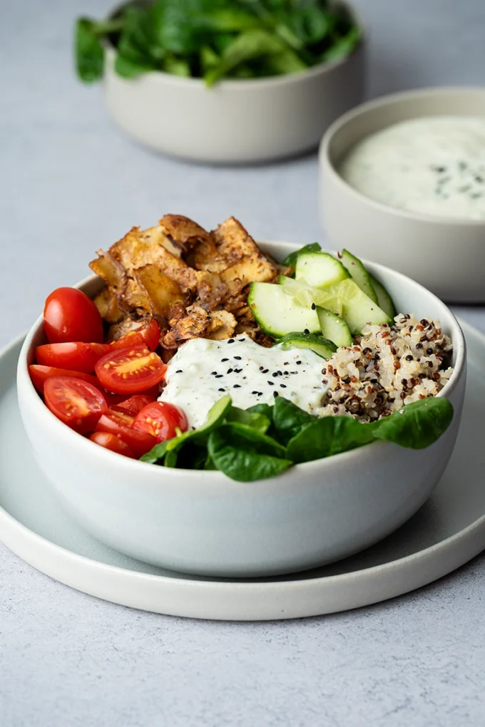 Vegane Gyros-Bowl in einer Schale auf einem Teller