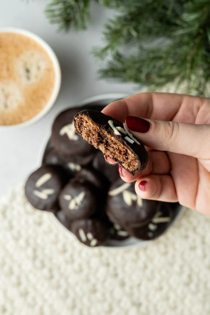 zuckerfreie vegane Lebkuchen aufgebrochen