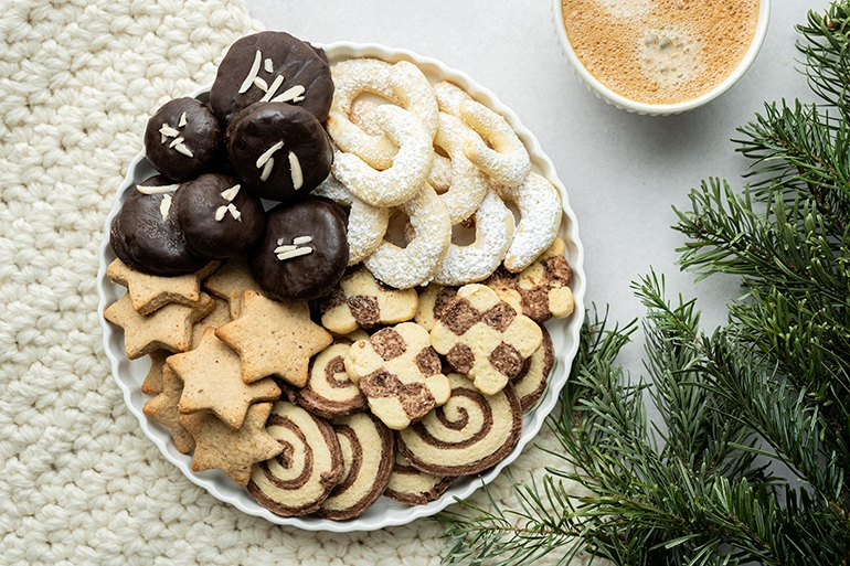 Bunter Teller mit Keksen und Lebkuchen