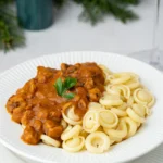 Veganer Gulasch mit Nudeln