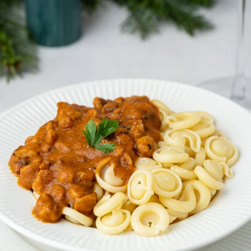 Veganer Gulasch mit Nudeln