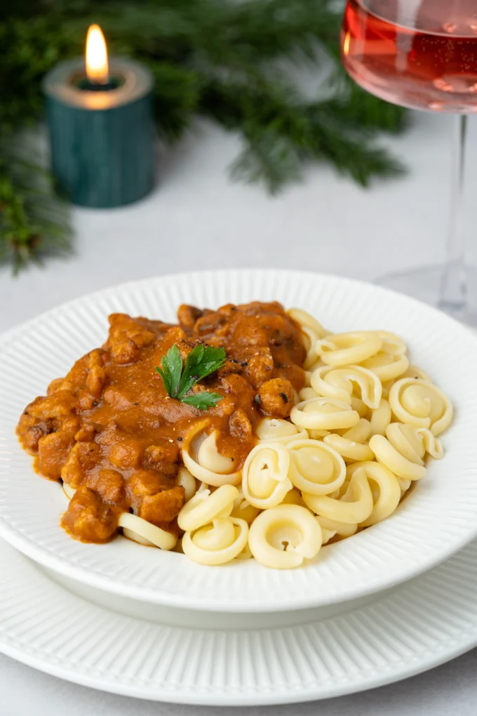 Veganer Gulasch mit Nudeln