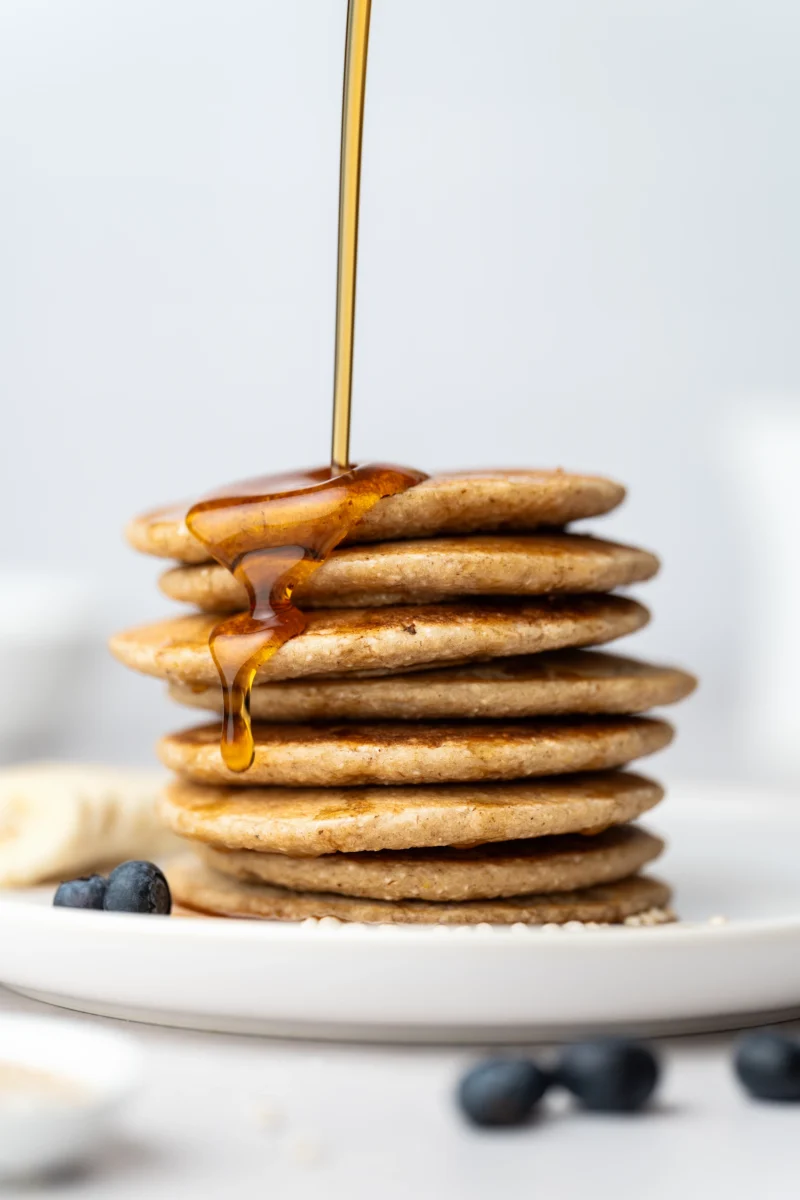 rezept-vegan-Fruehstueck-vegane-gesunde-pancakes-1 Stapel gesunde vegane Pancakes mit Ahornsirup