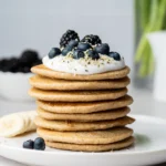 Stapel vegane gesunde Pancakes mit Joghurt und Beeren