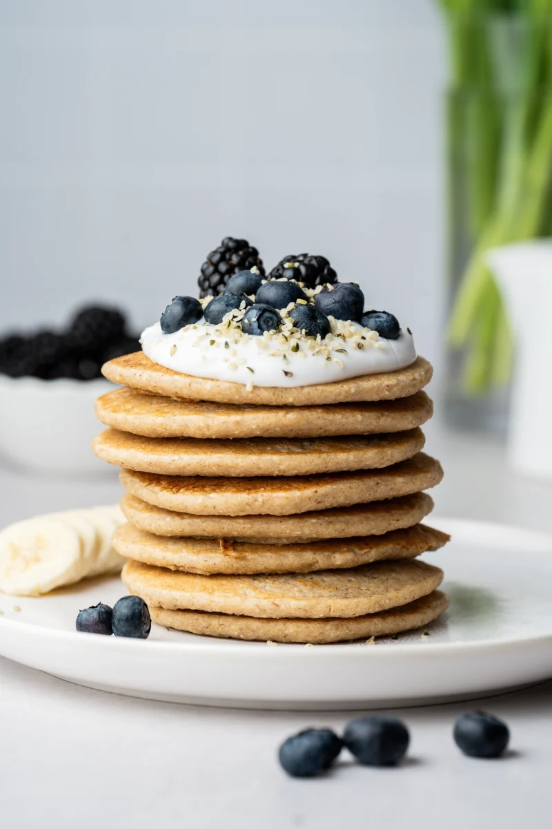 rezept-vegane-gesunde-pancakes-zuckerfrei-glutenfrei-1 Stapel vegane gesunde Pancakes mit Joghurt und Beeren