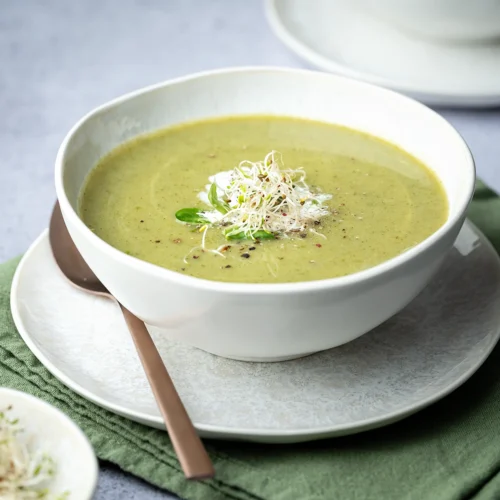 Schnelle Brokkolisuppe mit Feldsalat in einer weißen Schale