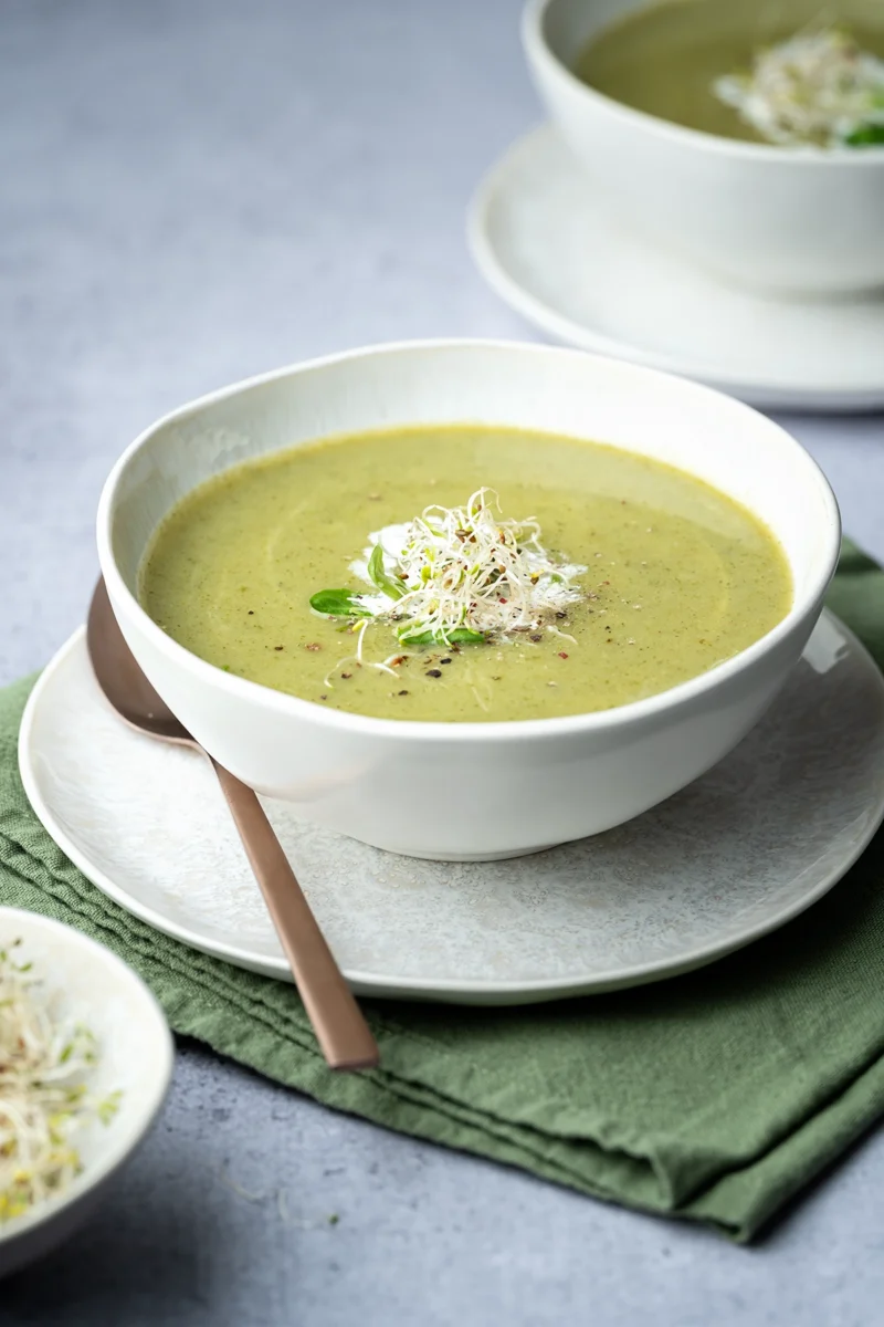 vegan_rezept_schnelle_Brokkoli_Suppe_Titel_2 Schnelle Brokkolisuppe mit Feldsalat in einer weißen Schale
