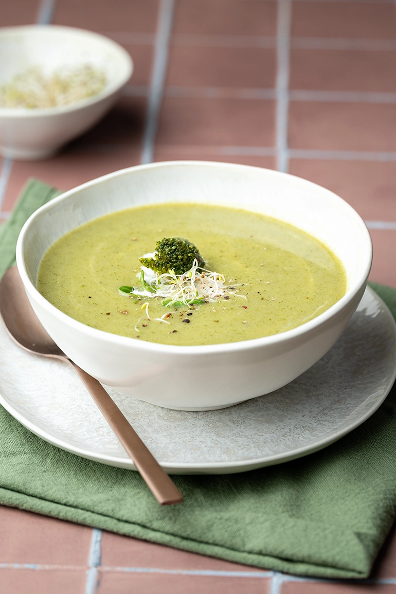 vegan_rezept_schnelle_einfache_Brokkoli_Suppe_2 Schnelle Brokkolisuppe in einer hellen Schale auf einem hellen Teller