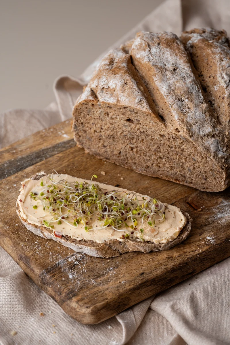 rezept-vegan-Airfryer-Vollkornbrot-1 belgte Scheibe Vollkornbrot aus dem Airfryer mit Sprossen