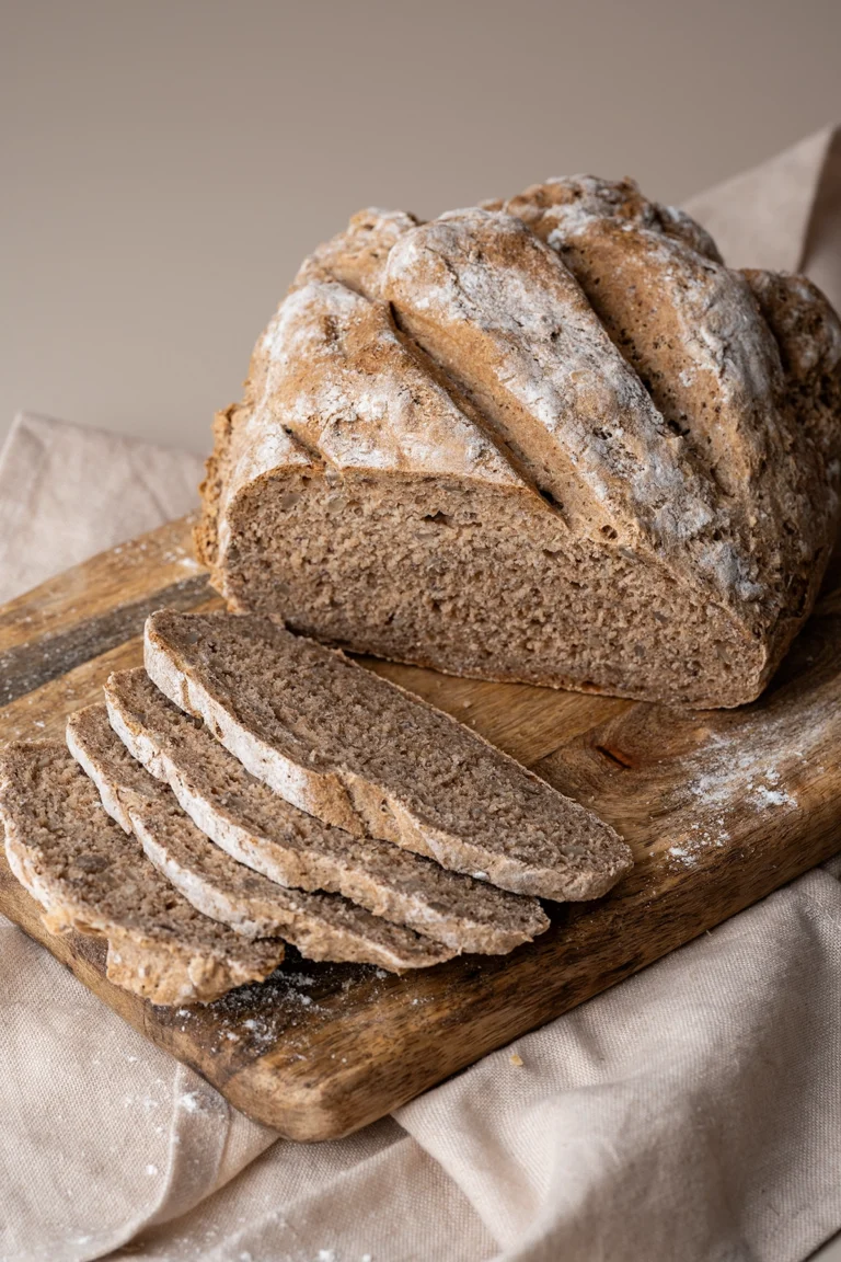 Vollkornbrot aus dem Airfryer aufgeschnitten