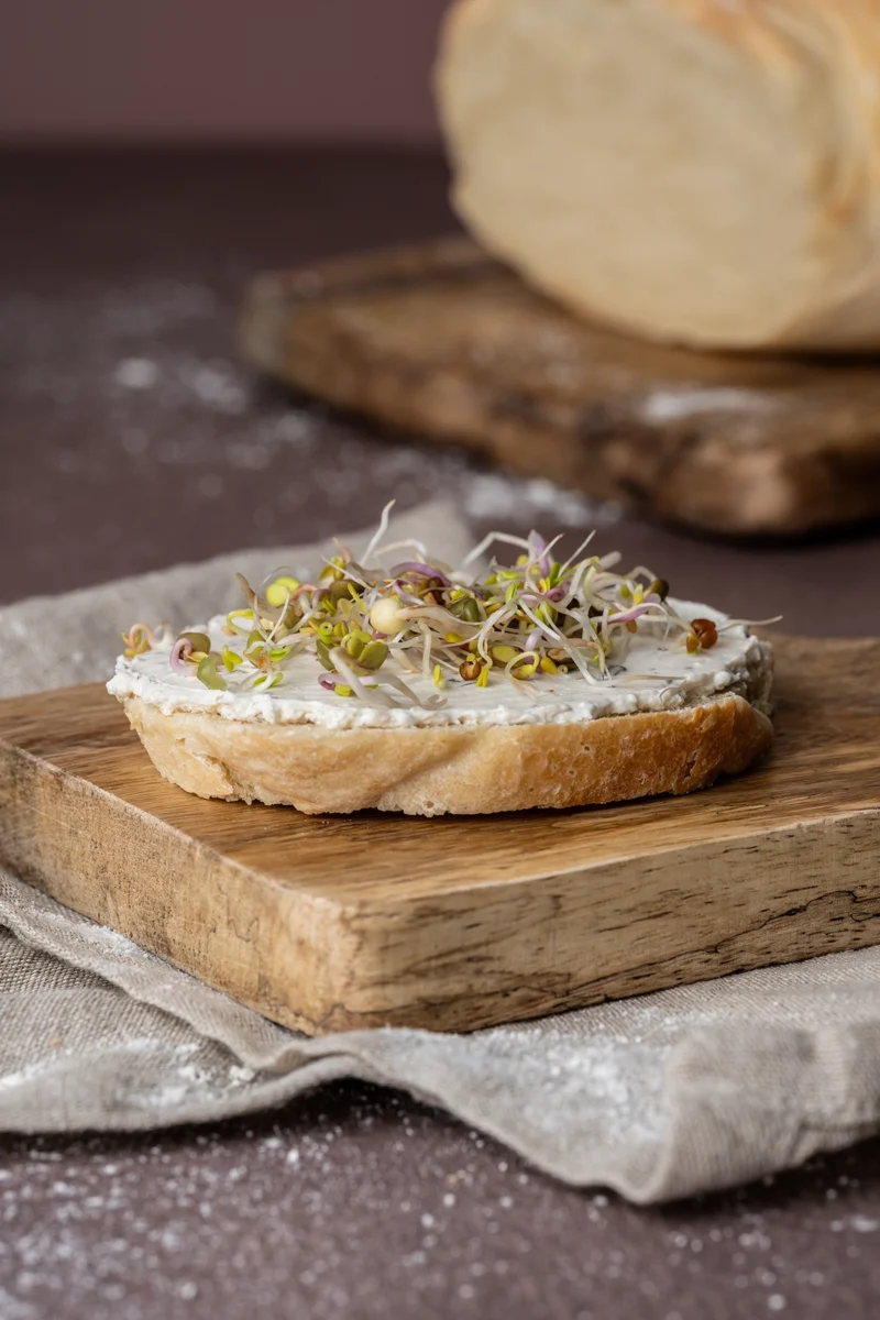 rezept-vegan-Airfryer-dinkelbrot-hell-3 Eine Scheibe Dinkelbrot aus dem Airfryer mit Sprossen