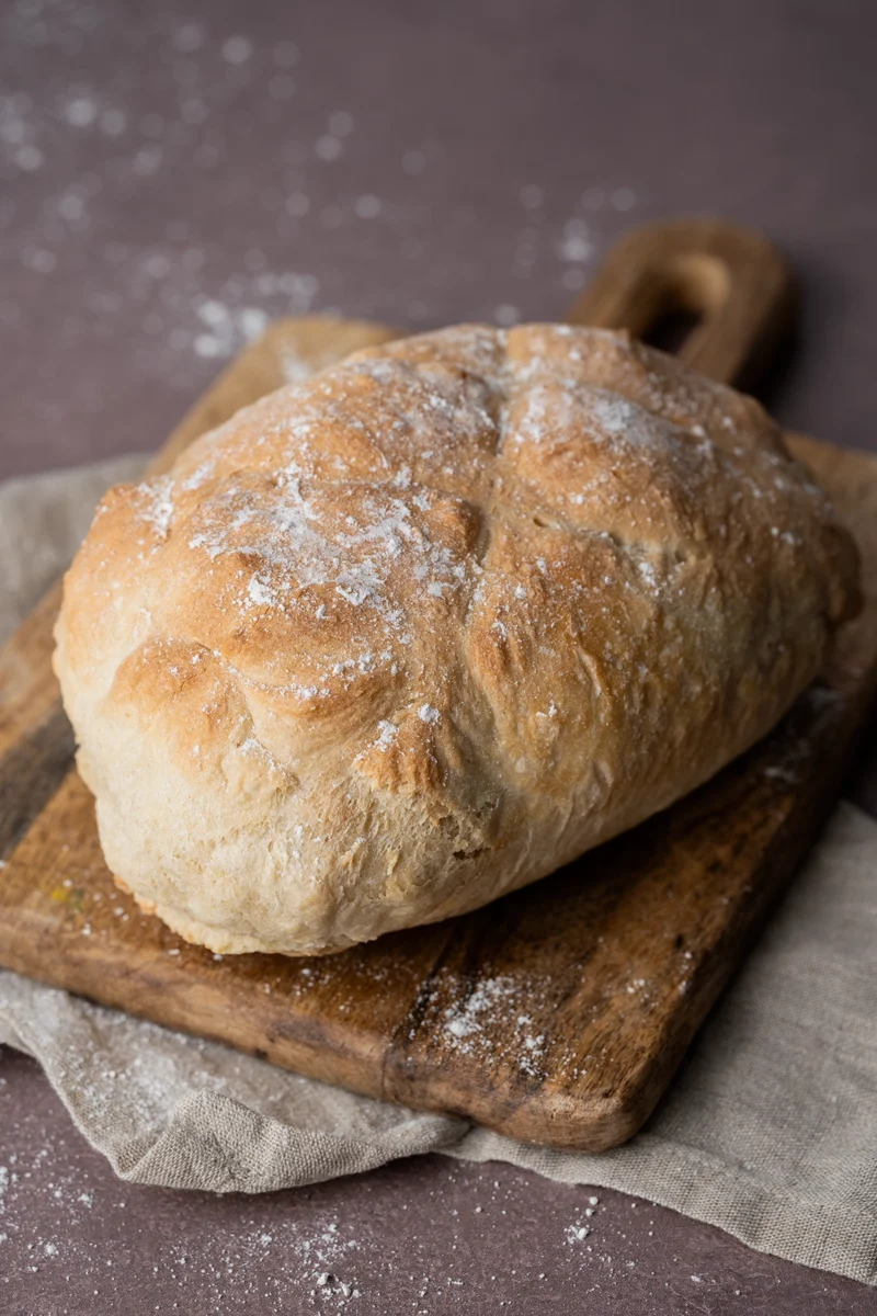 rezept-vegan-Airfryer-dinkelbrot-hell-4 Dinkelbrot aus dem Airfryer auf einem Holzbrett