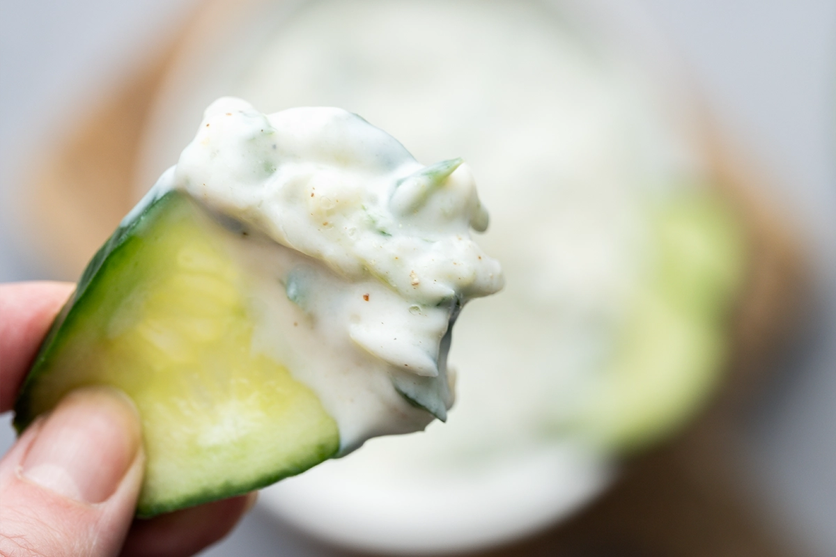 rezept-vegan-dip-zaziki-knoblauch-quer-2 Gurkenscheibe mit Zaziki