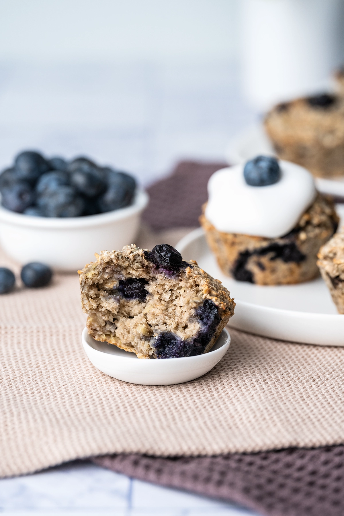rezept-vegan-muffins-Fruehstueck-gesund-Beeren-2 angebissener veganer Muffin mit Heidelbeeren