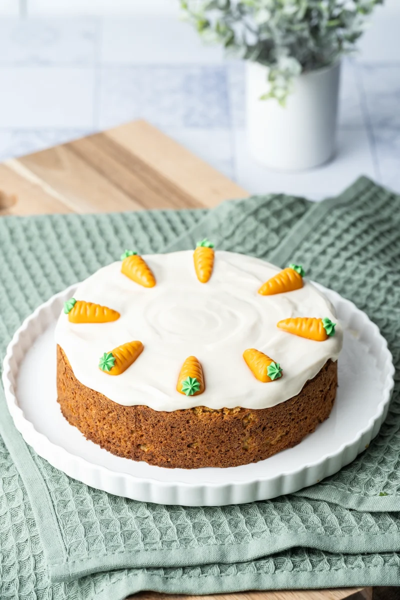 rezept-vegan-ostern-karottenkuchen-1 Veganer Karottenkuchen zuckerfrei und glutenfrei mit Marzipanmöhren dekoriert