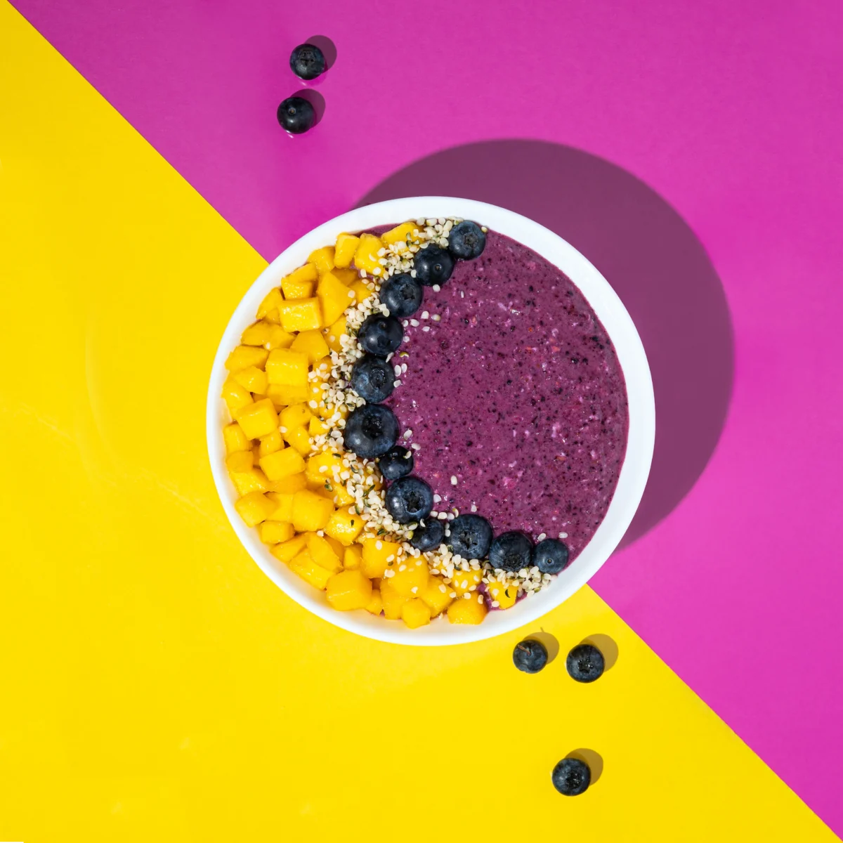 rezept-vegan-smoothie-bowl-fruehstueck Pinke Smoothie-Bowl mit Blaubeeren und Nektarine