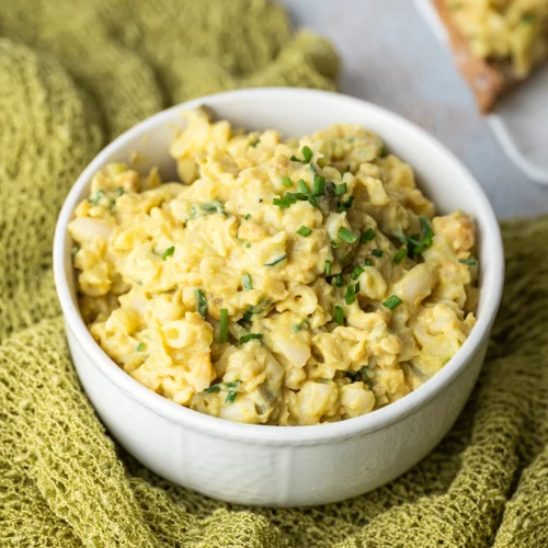 Veganer Eiersalat in einer weißen Schale