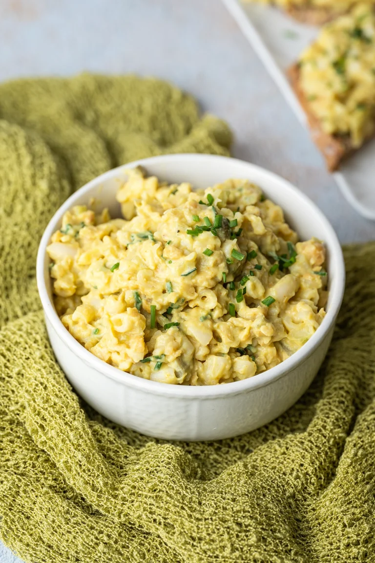 Veganer Eiersalat in einer weißen Schale