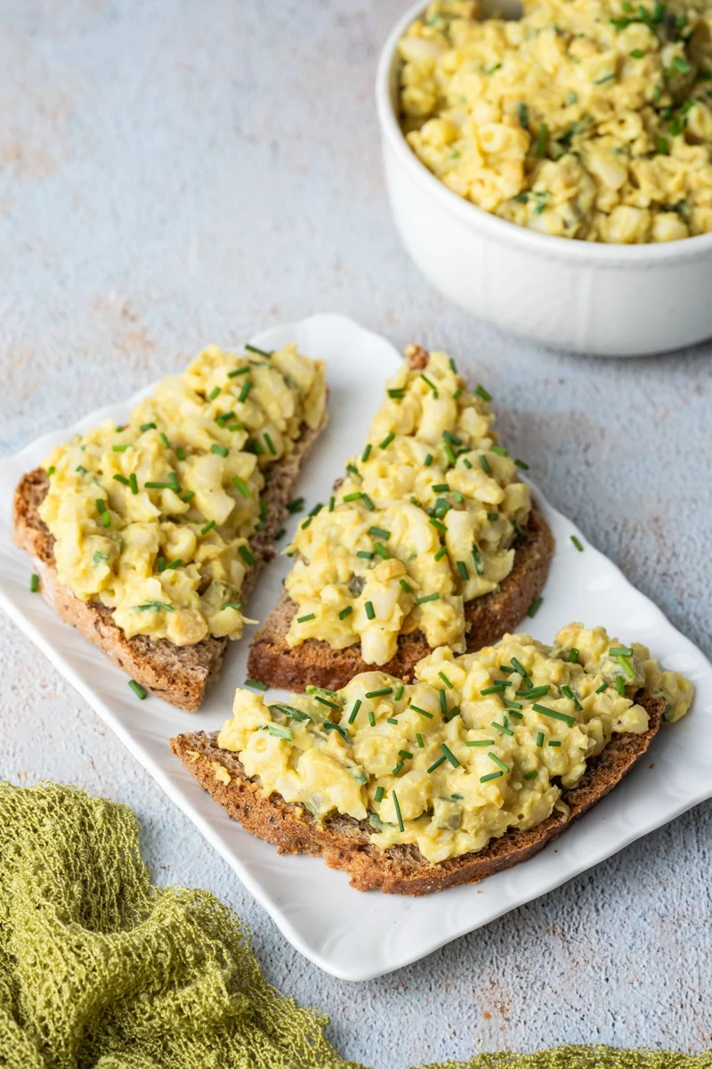 rezept-vegan-veganer-eiersalat-mit-nudeln Veganer Eiersalat zum Osterbrunch