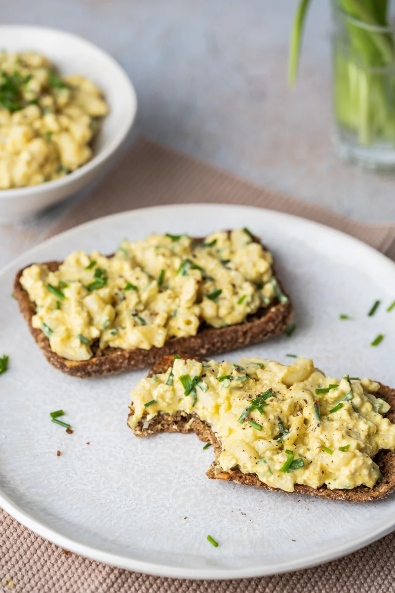 rezept-vegan-veganer-eiersalat-mit-nudeln-ostern 2 Brote mit veganem Eiersalat auf einem Weißen Teller