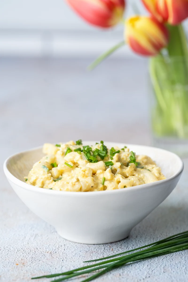 rezept-veganer-eiersalat-ostern-brunch Veganer Eiersalat in einer weißen Schale mit Schnittlauch