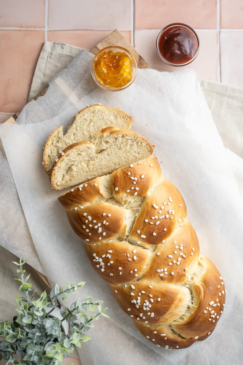 rezept-vegan-hefezopf-ostern-osterzopf Veganer Hefezopf angeschnitten