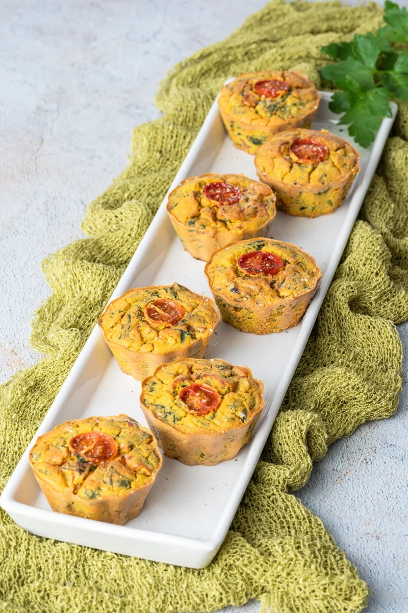 rezept-vegan-herzhafte-muffins-frittata-ostern-titel herzhafte vegane Muffins auf einer weißen Platte mit Petersilie