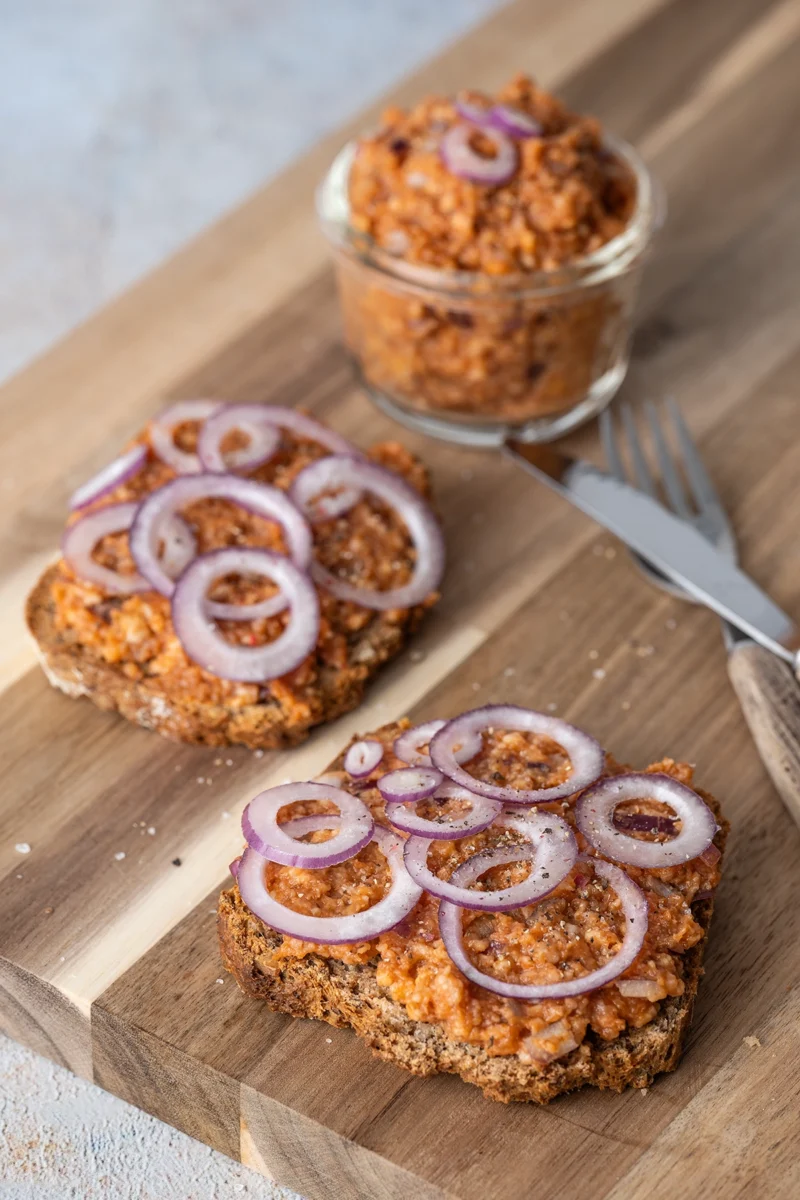 rezept-vegan-mett-brunch Zwei Scheiben Brot mit veganem Mett und Zwiebeln