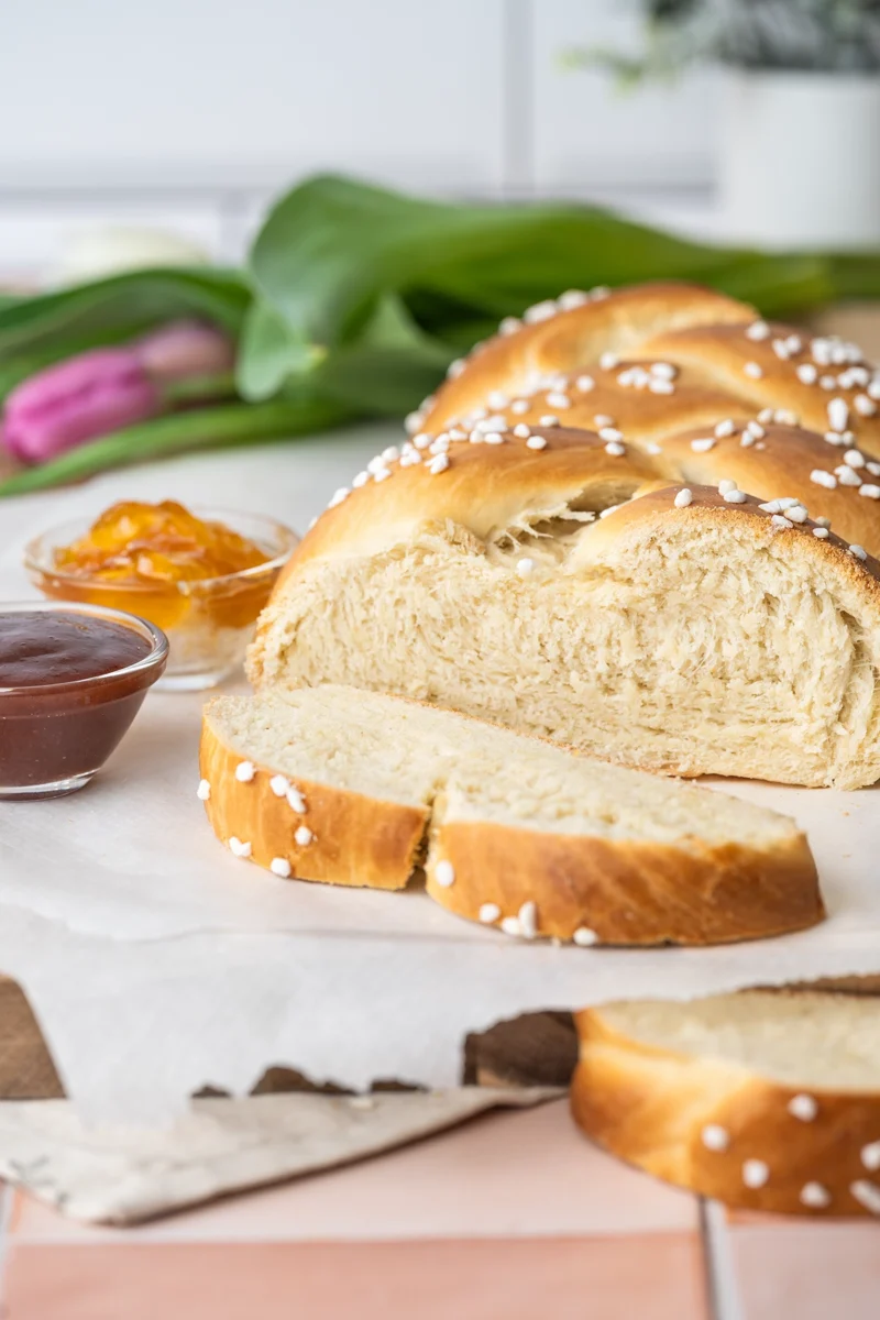 veganer Hefezopf zu Ostern angeschnitten