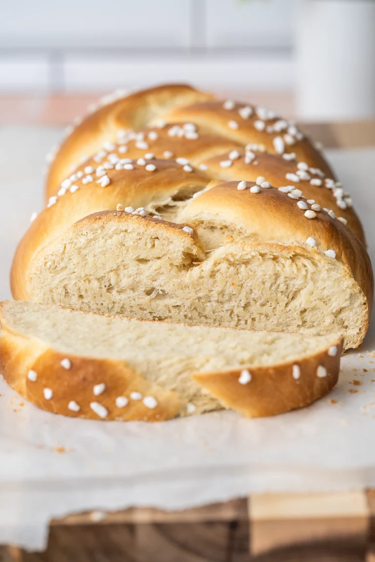 Veganer Hefezopf angeschnitten