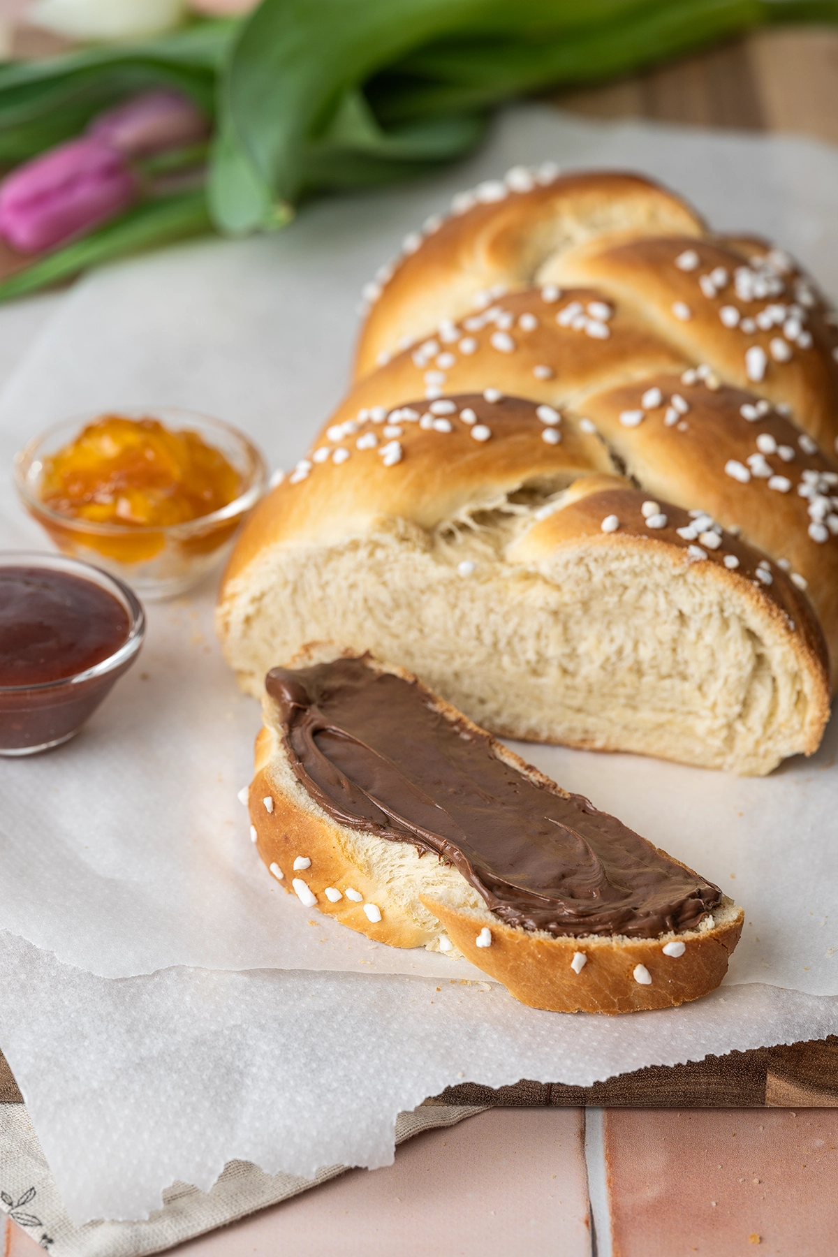 Osterzopf angeschnitten mit Schokocreme bestrischen