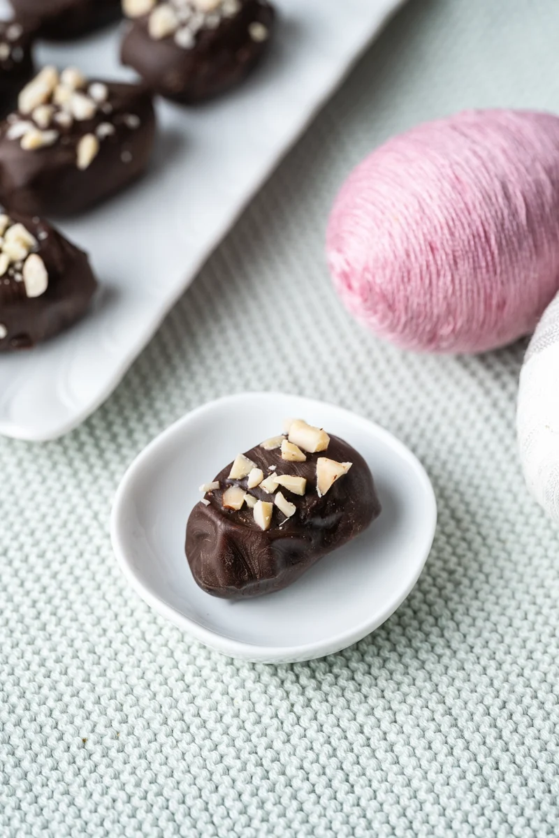 rezept-vegan-suesse-ostereier-schoko-dattel Schoko-Dattel-Praline perfekt für Ostern auf kleinem weißen Teller