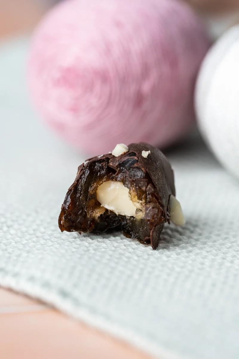rezept-vegan-suesse-ostereier-schokodattel Vegane Schoko-Dattel angebissen