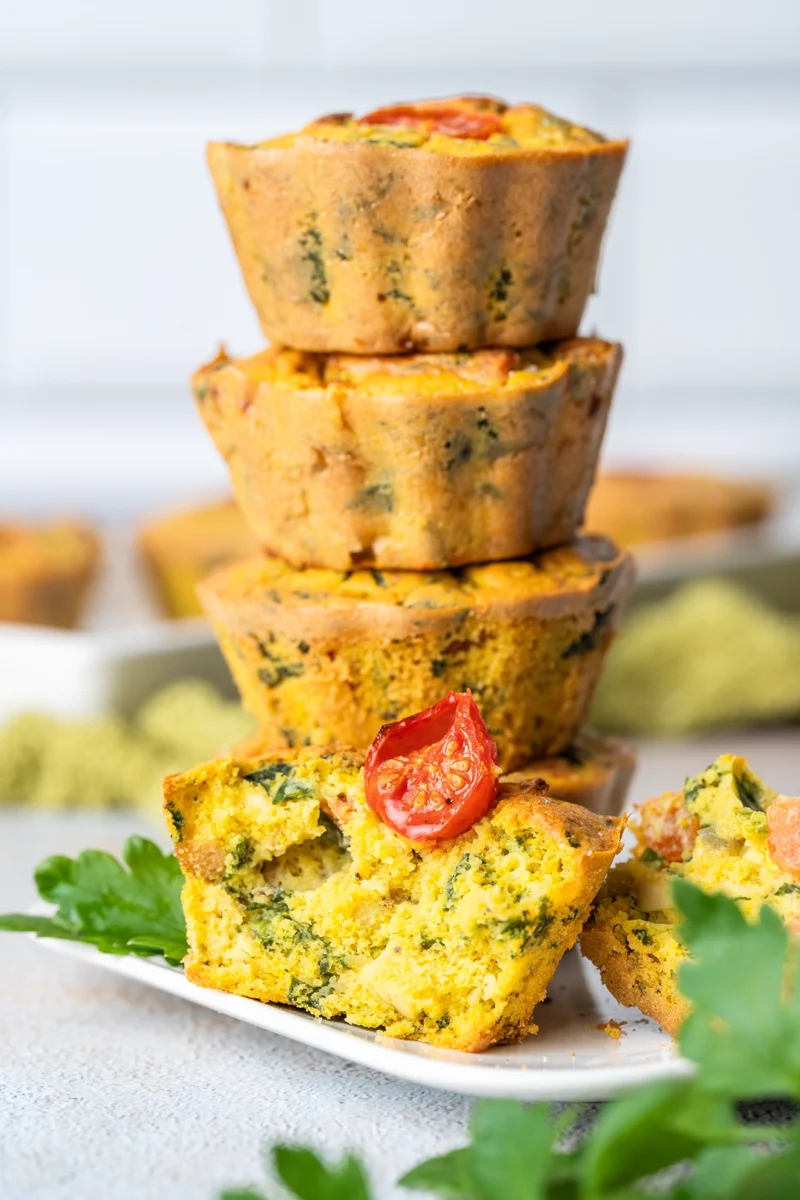 rezept-vegan-vegane-frittata-ostern vegane mini-Frittatas ohne Ei gestapelt und eins aufgeschnitten