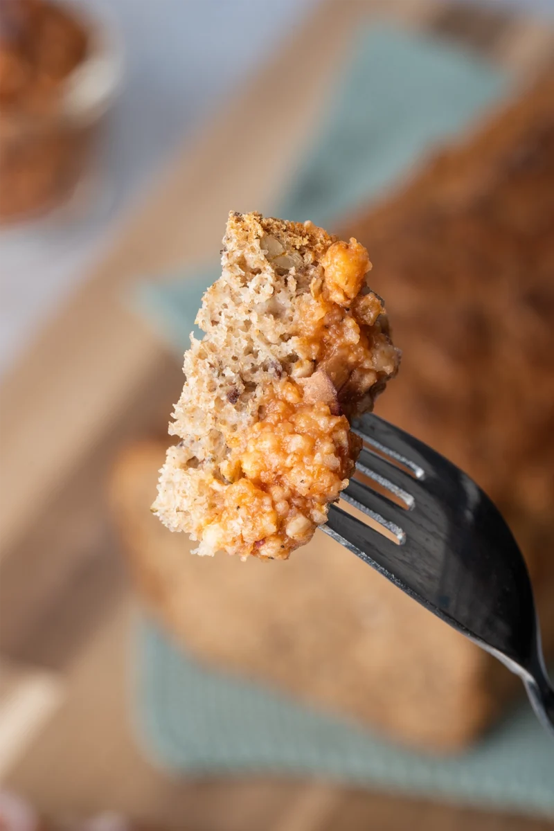 rezept-veganes-mett-brunch Ein Stück Brot mit veganem Mett auf einer Gabel aufgepiekst