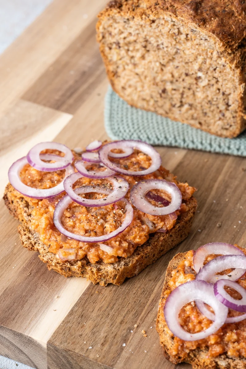 rezept-veganes-zwiebelmett-brunch Veganes Mett auf Vollkornbrot mit Zwiebelringen