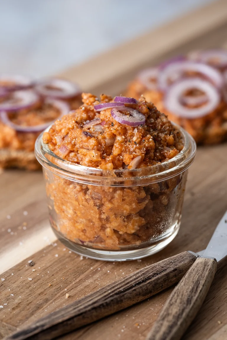 Veganes Mett in einem Glas auf einem Holzbrett