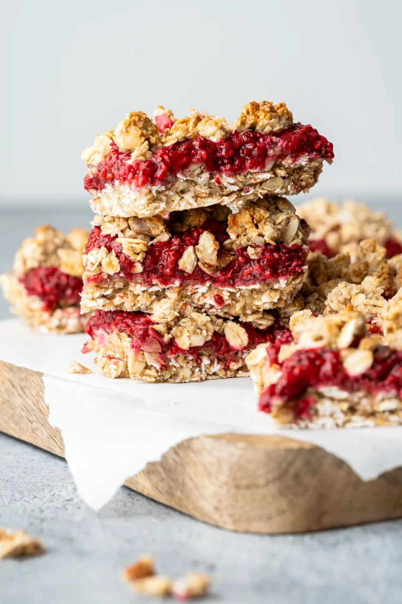 rezept-vegan-Haferriegel-himbeer-nuss-streusel Haferriegel mit Himbeeren aus dem Airfyrer gestapelt auf einem Brett