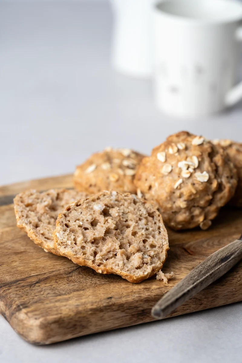 rezept-vegan-haferflockenbroetchen-aufgeschnitten Haferflockenbrötchen aufgeschnitten auf Holzbrett