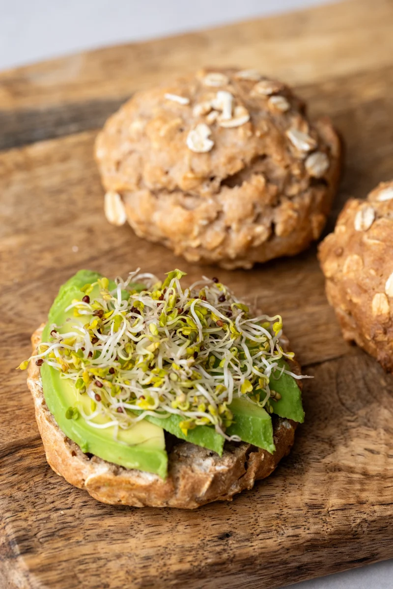 rezept-vegan-haferflockenbroetchen-avocado Haferflockenbrötchen belegt mit Avocado und Sprossen